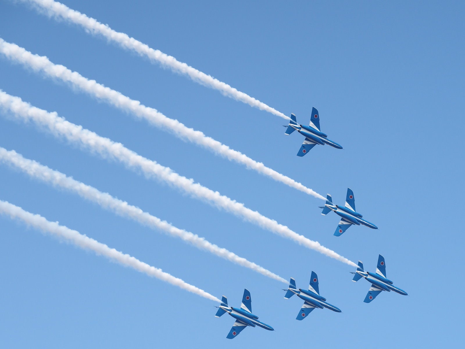 「青空に映える美しき翼（ブルーインパルス）」の写真