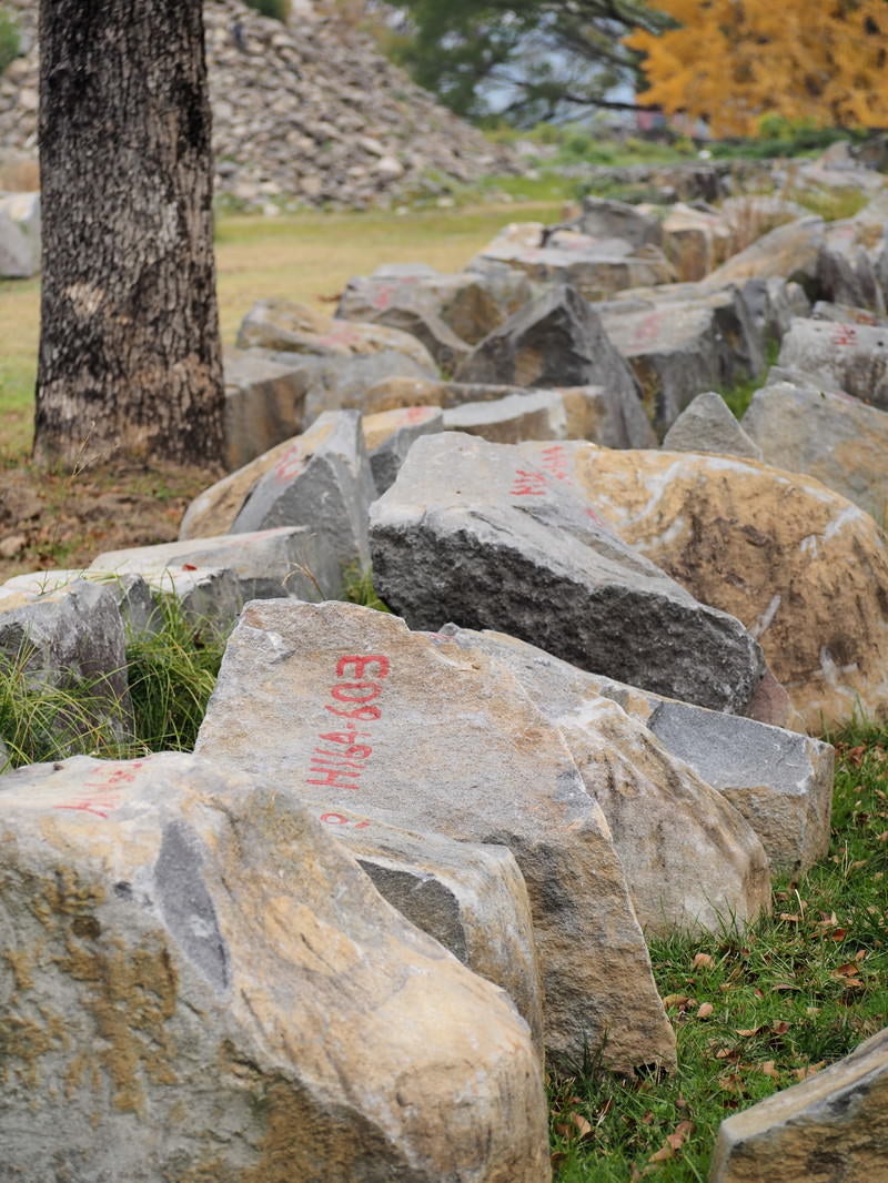 「復興を待つ石垣（熊本城）」の写真