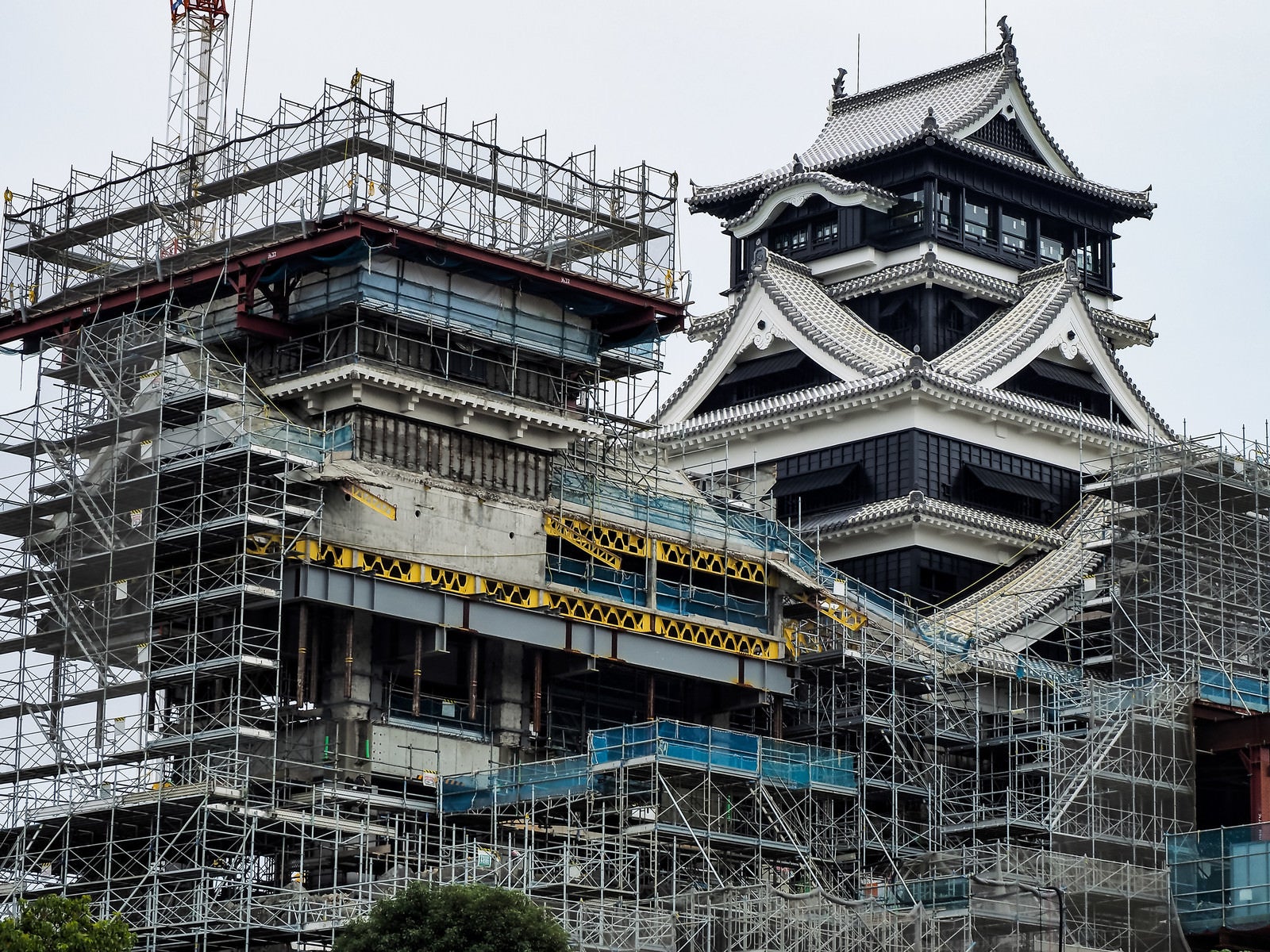 「復興中の熊本城（工事中）」の写真