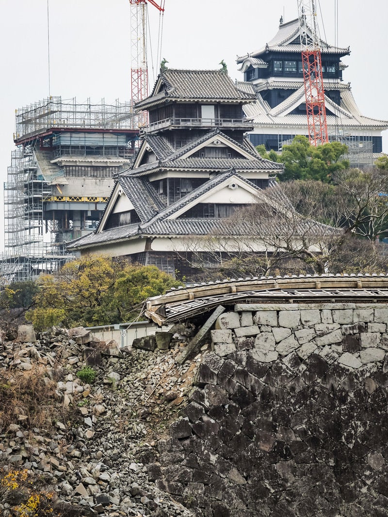 「復興中の熊本城と崩れた石垣」の写真