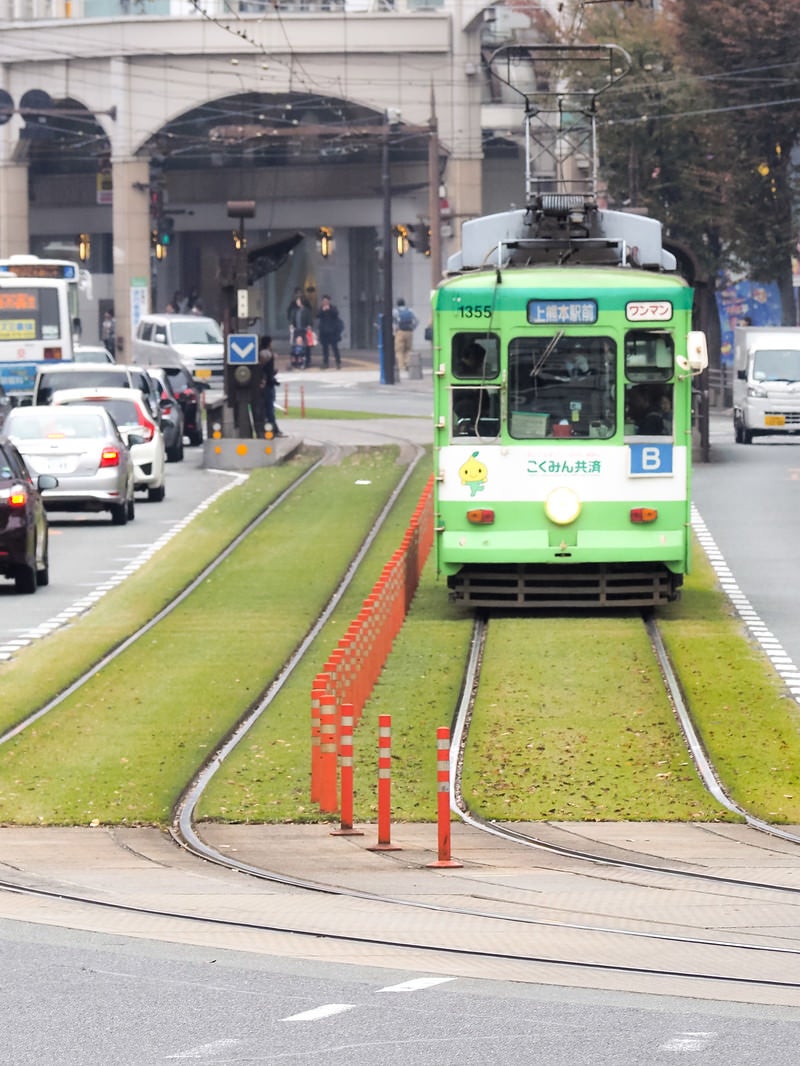 「緑化された路線を走る熊本市電（路面電車）」の写真