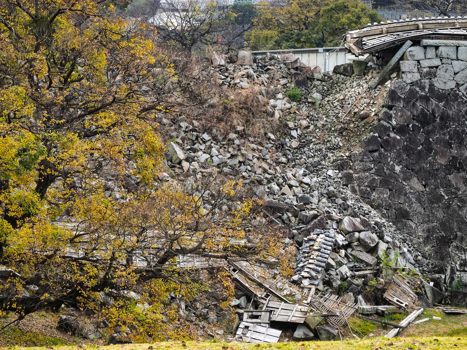 「熊本地震で被災した熊本城の石垣」の写真