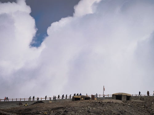 阿蘇火口を目指す登山者と雲の写真