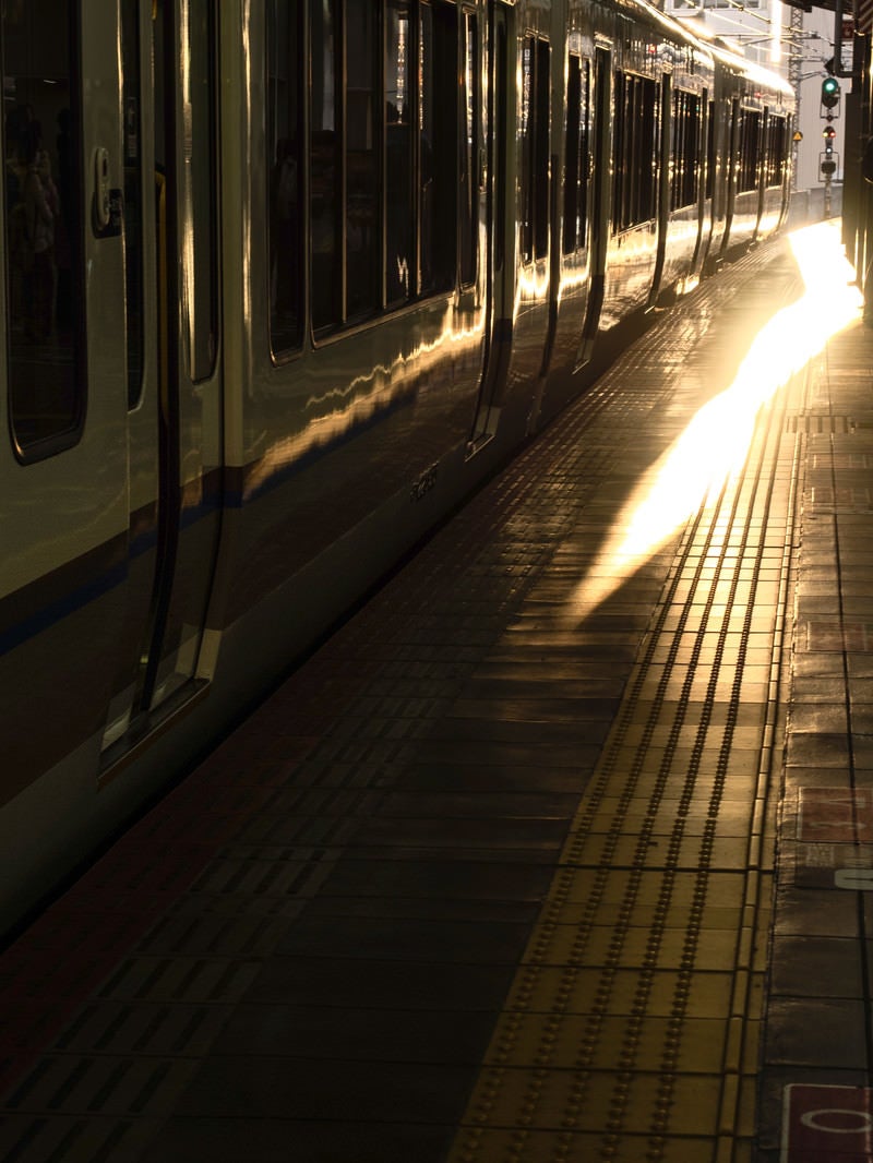 「JR大阪駅と夕暮れに染まる車両」の写真