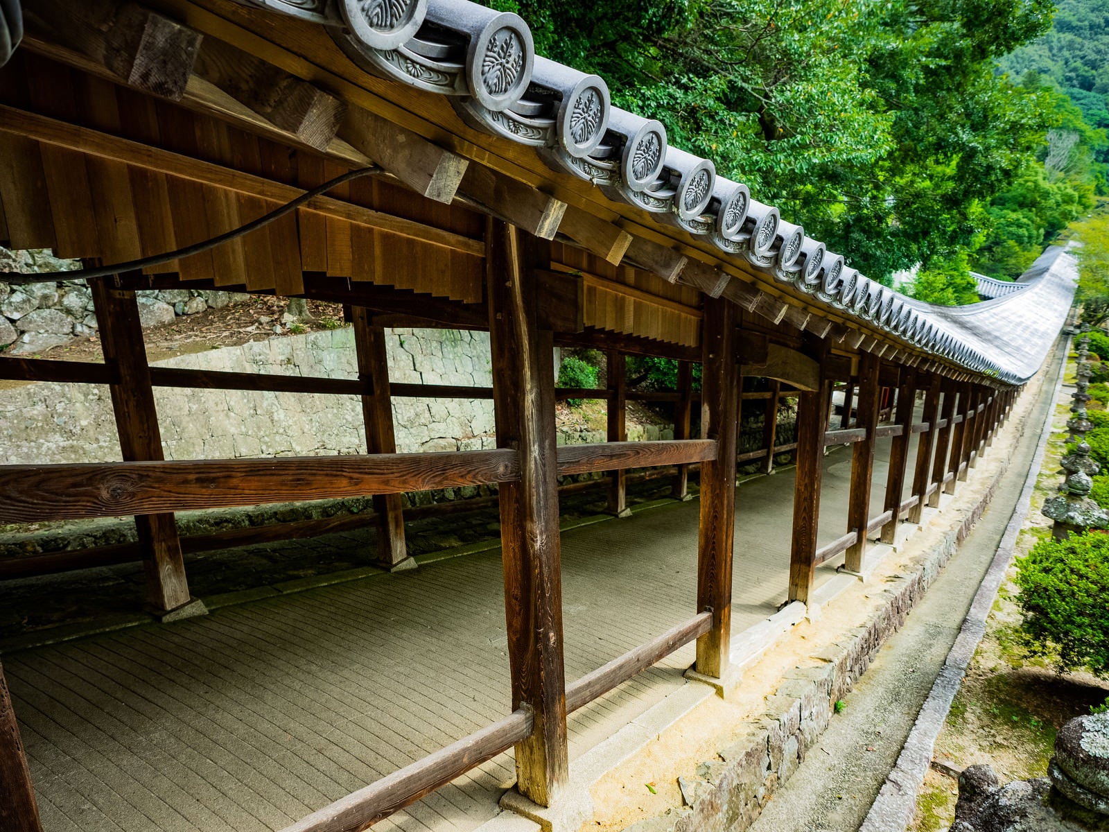「吉備津神社にある傾斜の続く長い回廊」の写真
