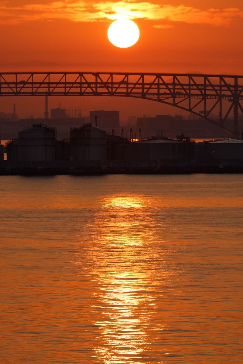 「大阪港の朝日」の写真