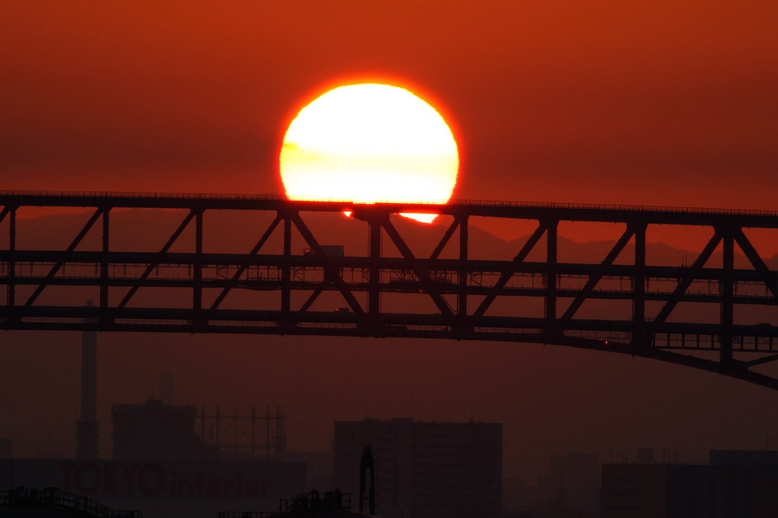 「大阪港の陸橋と朝日」の写真