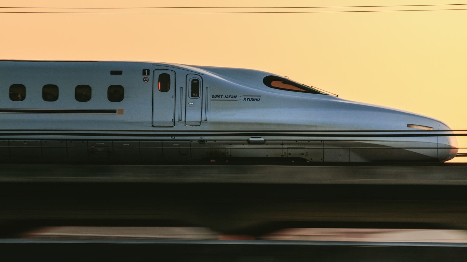 「走行中の新幹線（WEST JAPAN KYUSHU）」の写真