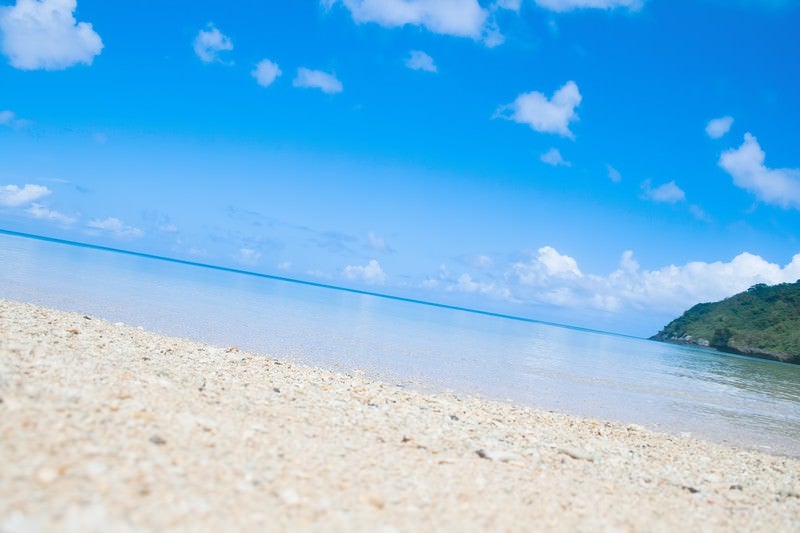 青く透き通った沖縄の海の写真
