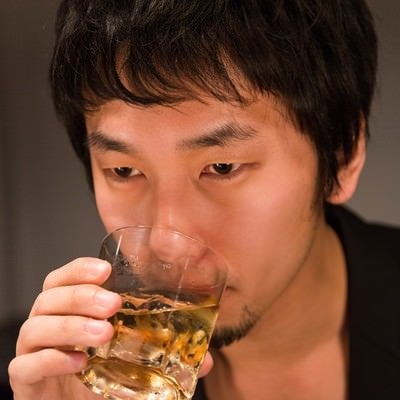 「マイルドな口当たり」とウイスキーを飲む男性の写真
