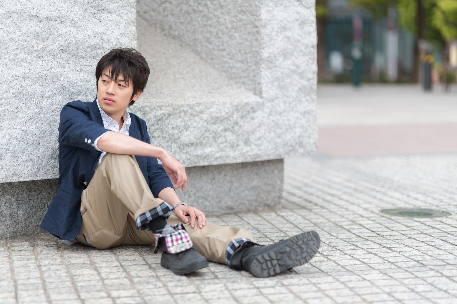「膝を立てて座る青年」の写真［モデル：Tsuyoshi.］