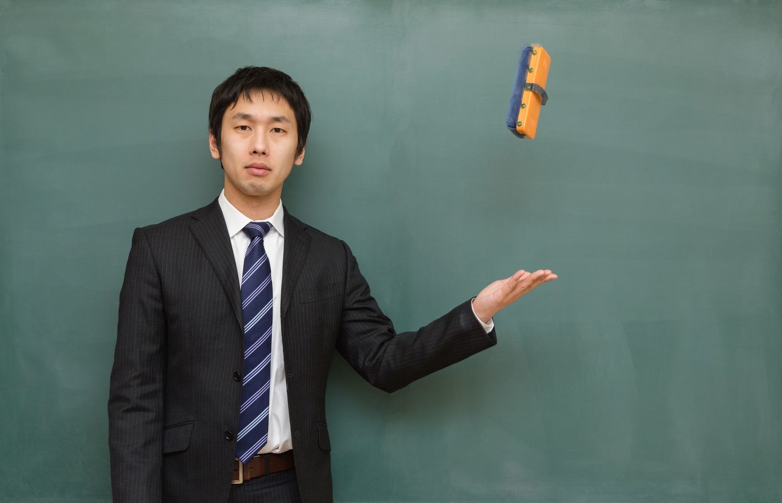 「黒板消しを投げる講師」の写真［モデル：大川竜弥］