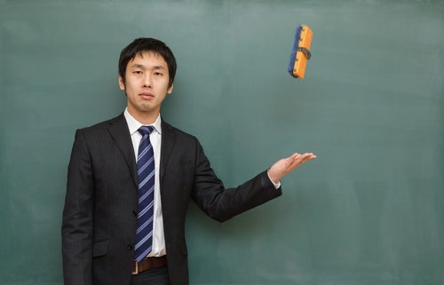 黒板消しを投げる講師の写真