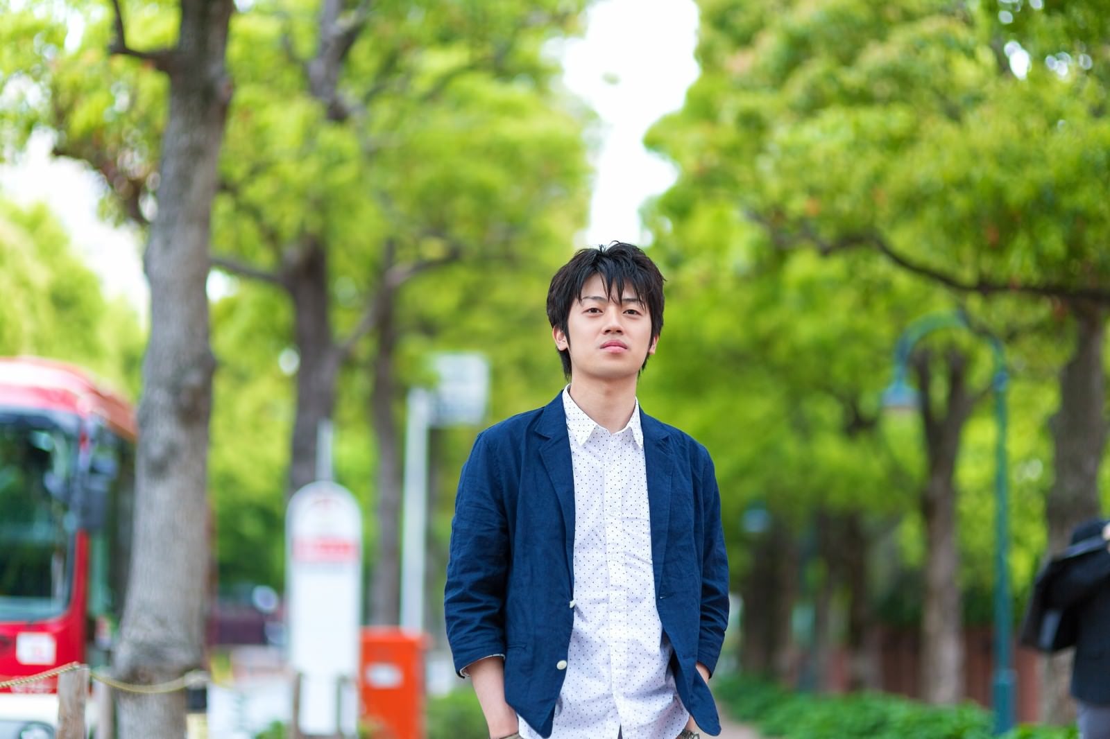 「緑の道を歩く青年」の写真［モデル：Tsuyoshi.］