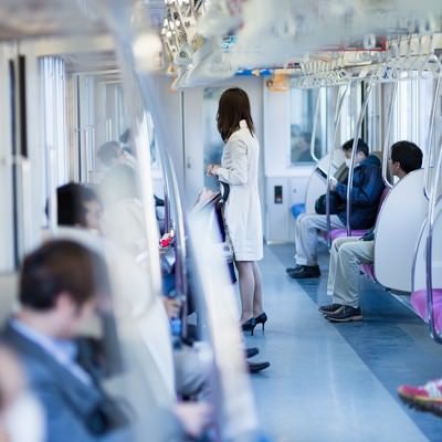 電車に乗るハイヒールの女性の写真