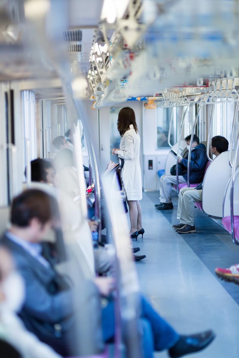 「電車に乗るハイヒールの女性」の写真