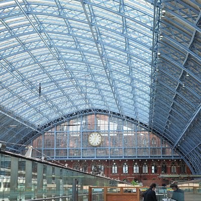 ロンドンのウォータールー駅の鉄骨の写真