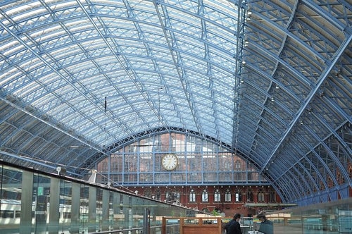 ロンドンのウォータールー駅の鉄骨の写真