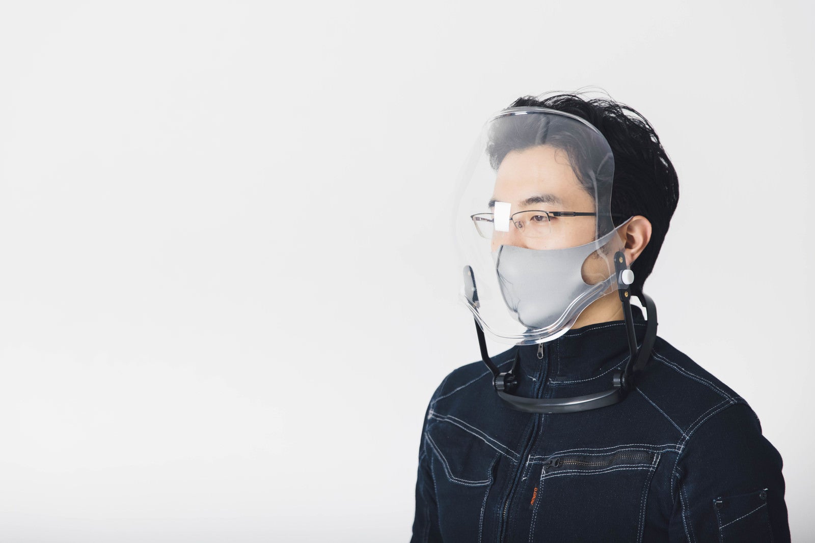 「バブル形状のフェイスシールドを装着する男性」の写真［モデル：HOBIJO］