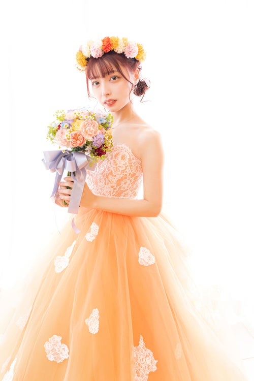 オレンジ色のウェデングドレス姿の嫁の写真