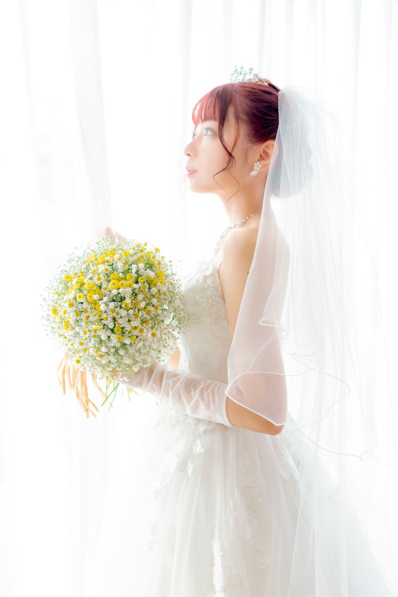 白いウェディングドレス姿の花嫁の写真