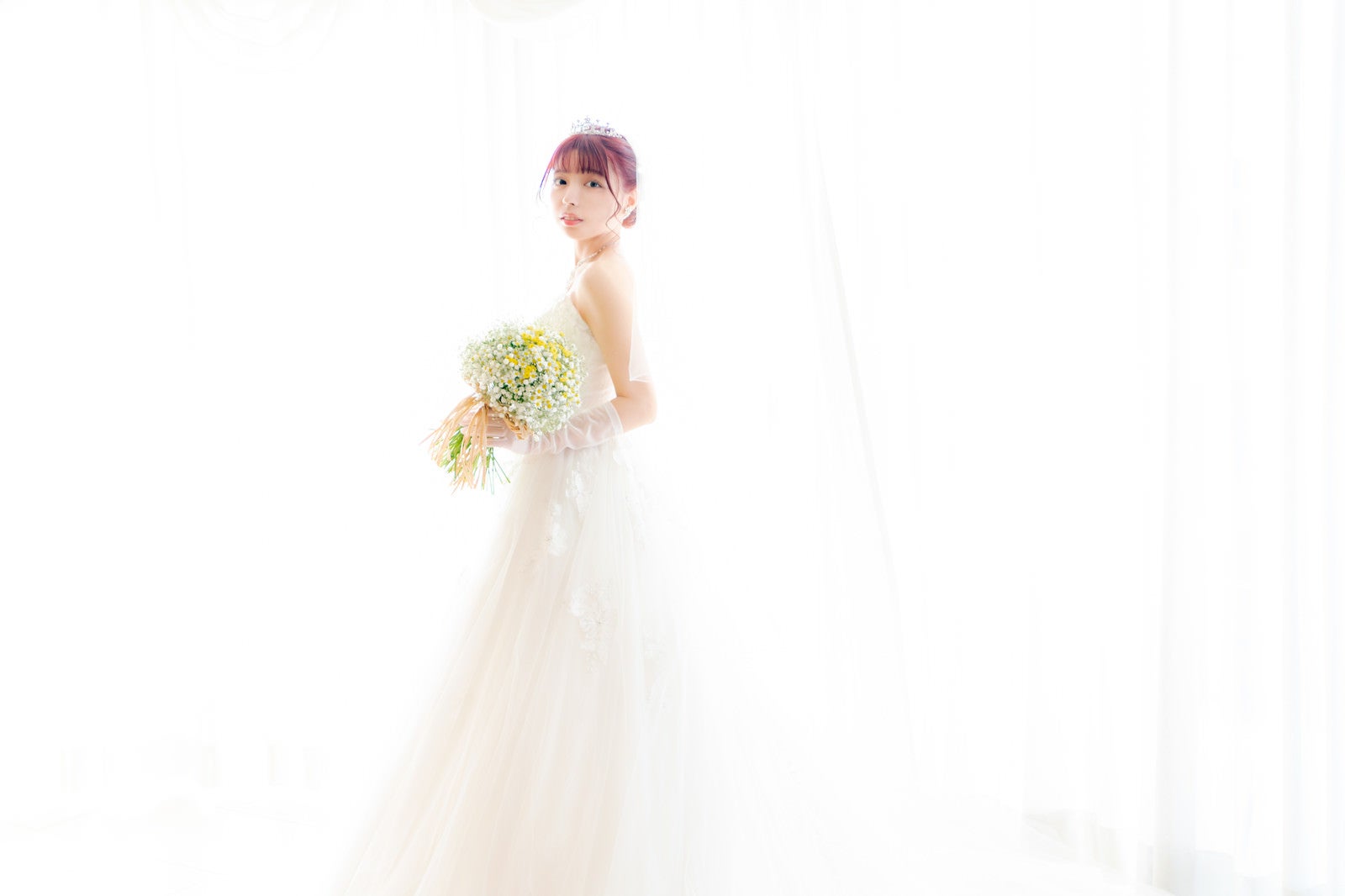 「白いウェでlングドレス姿で登場した花嫁」の写真［モデル：高尾実生］