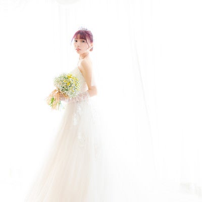 白いウェでlングドレス姿で登場した花嫁の写真