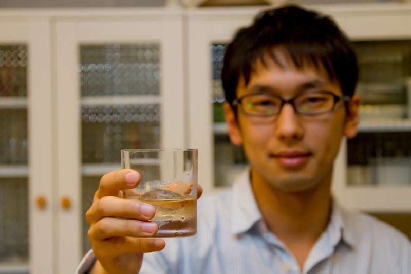 グラスを持って乾杯する男性の写真