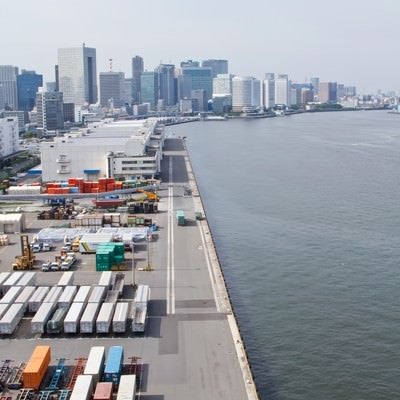 港のコンテナとビルの写真
