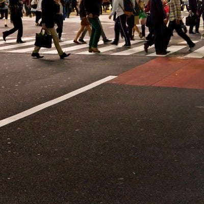横断歩道を歩く人々の写真