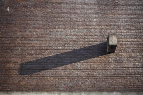 ブロックと伸びた影の写真
