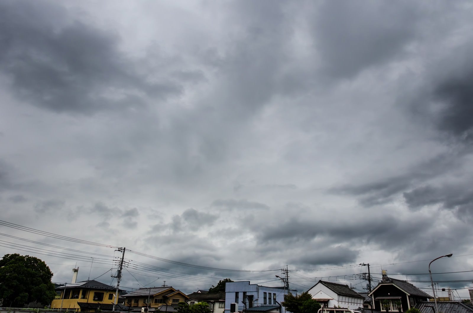 「曇り空と民家」の写真