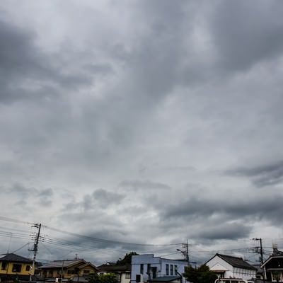 曇り空と民家の写真