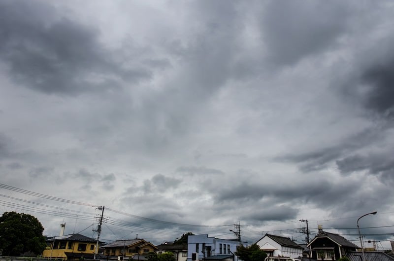 曇り空と民家の写真