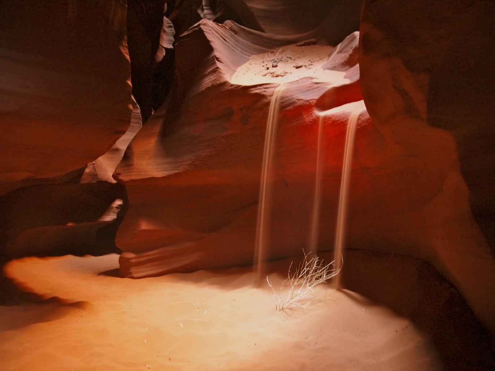 「アンテロープキャニオンの流れる砂」の写真