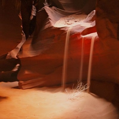 アンテロープキャニオンの流れる砂の写真