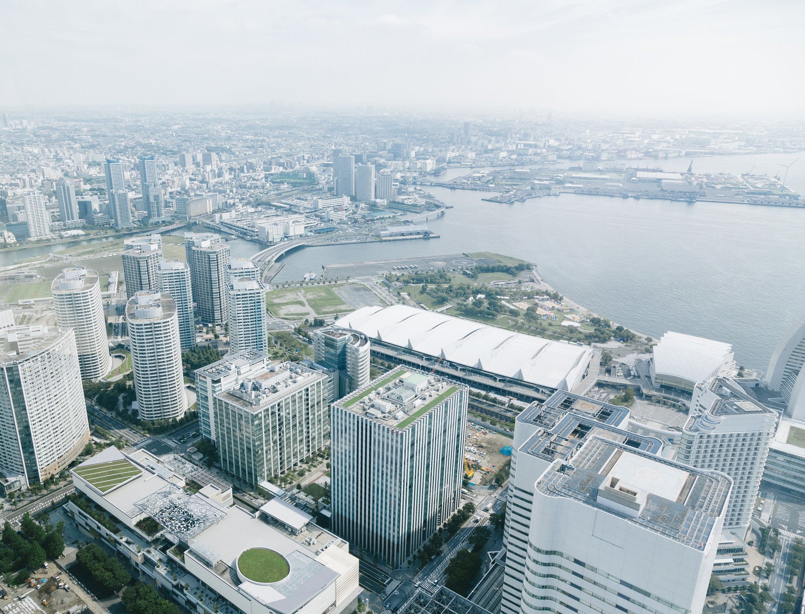 「横浜の都市風景（パシフィコ横浜方面）」の写真