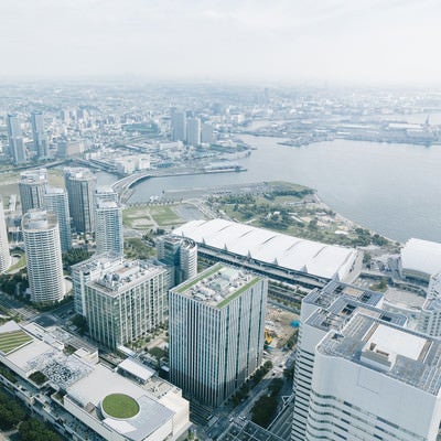 横浜の都市風景（パシフィコ横浜方面）の写真