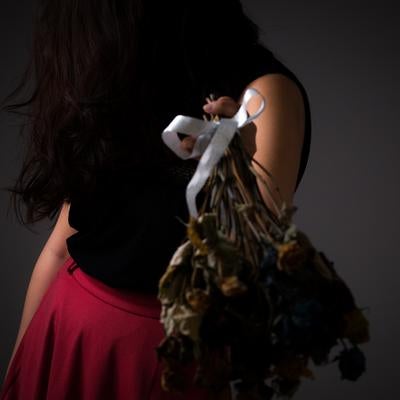 愛情の枯れた関係を象徴する女性と鷲の肩上の写真