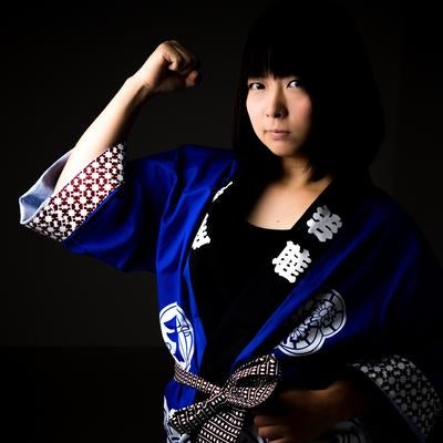 気合が入った半被ガール、祭りで力こぶを見せるファイトポーズの写真