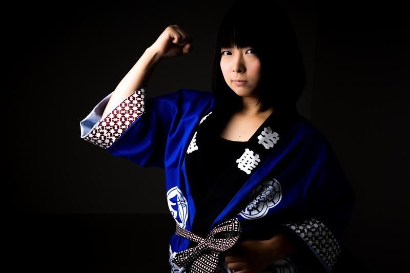 気合が入った半被ガール、祭りで力こぶを見せるファイトポーズの写真