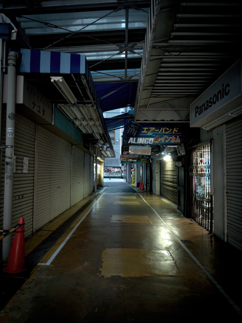 「秋葉原にある開店前の閉まったシャッター街」の写真