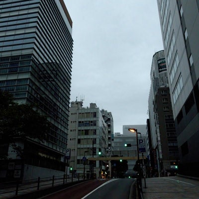 車道と歩道沿いのビルの写真