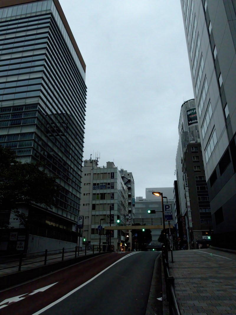車道と歩道沿いのビルの写真