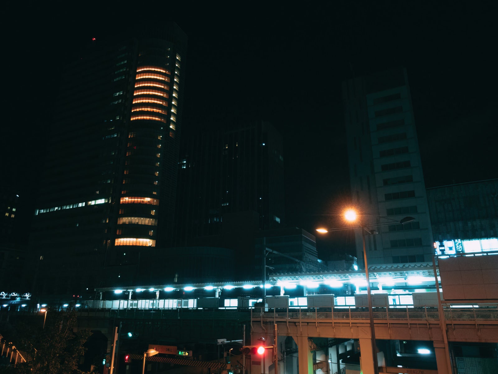 「深夜の秋葉原駅ホーム」の写真