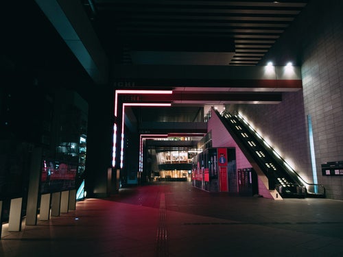 深夜の近代的建物のAKIBA ICHIの通路の写真