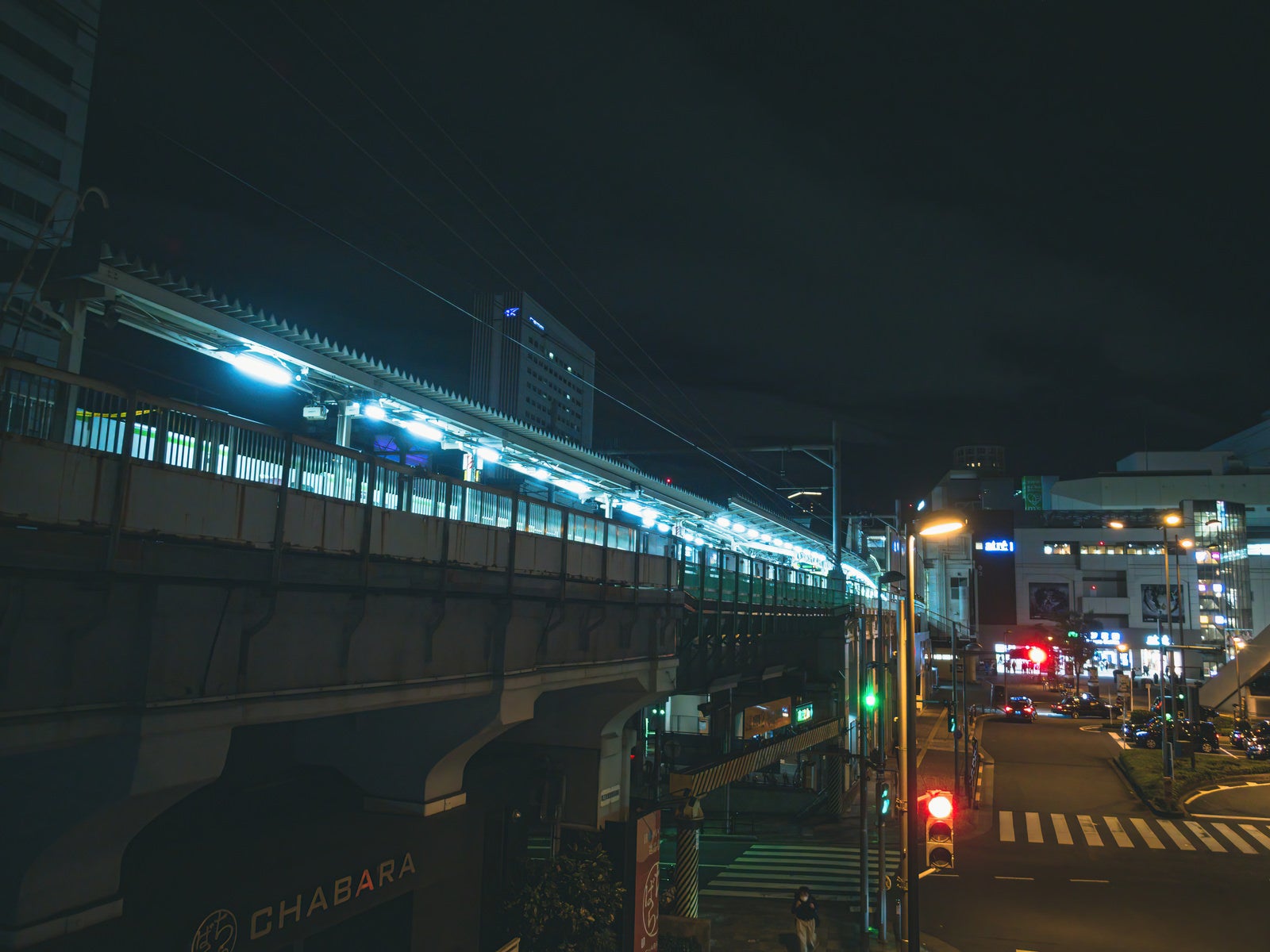 「深夜の秋葉原駅ホームと赤信号」の写真