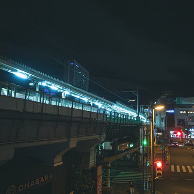深夜の秋葉原駅ホームと赤信号の写真