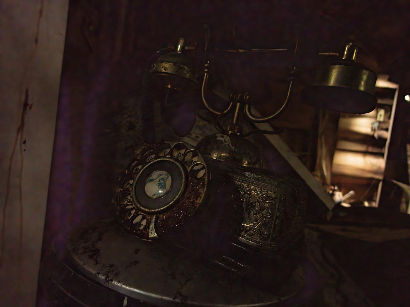 「廃モーテルに置かれたアンティーク電話機」の写真