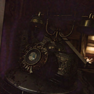 廃モーテルに置かれたアンティーク電話機の写真